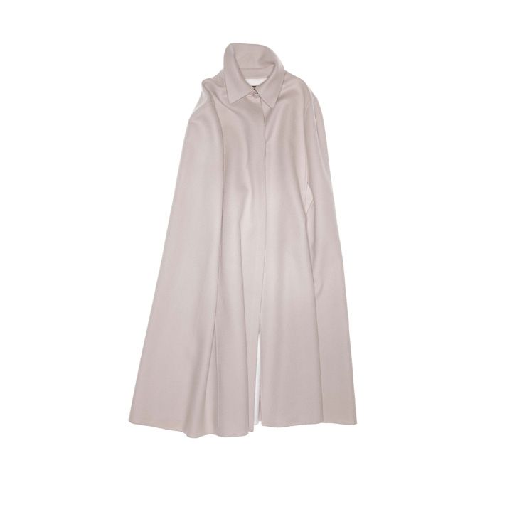 ケープ［素材：カシミヤ］￥541,000（ロロ・ピアーナ銀座並木通り本店）　[Precious2018年10月号70ページ] 