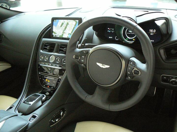 独特の形状をもつステアリングホイールも専用装備。