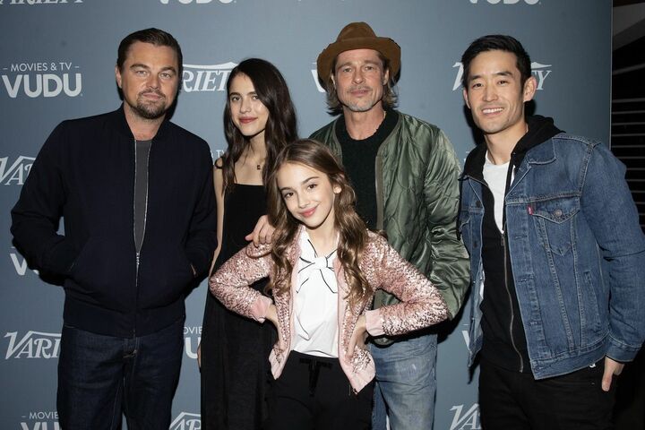 左から共演のレオナルド・ディカプリオ、ジュリア・バターズ、ブラッド・ピット、マイク・モー。