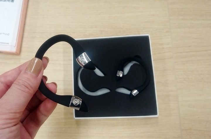 マットな質感の黒×シルバーがクールな印象。予想していたよりもコンパクトで軽い!