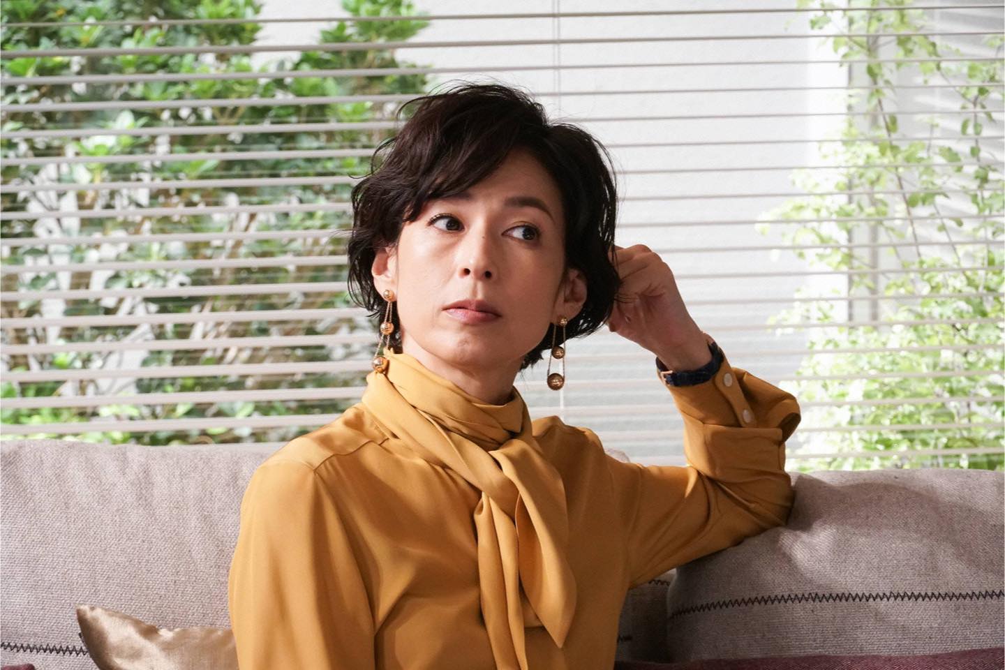 ブラウスと腕時計のコントラストが素敵!