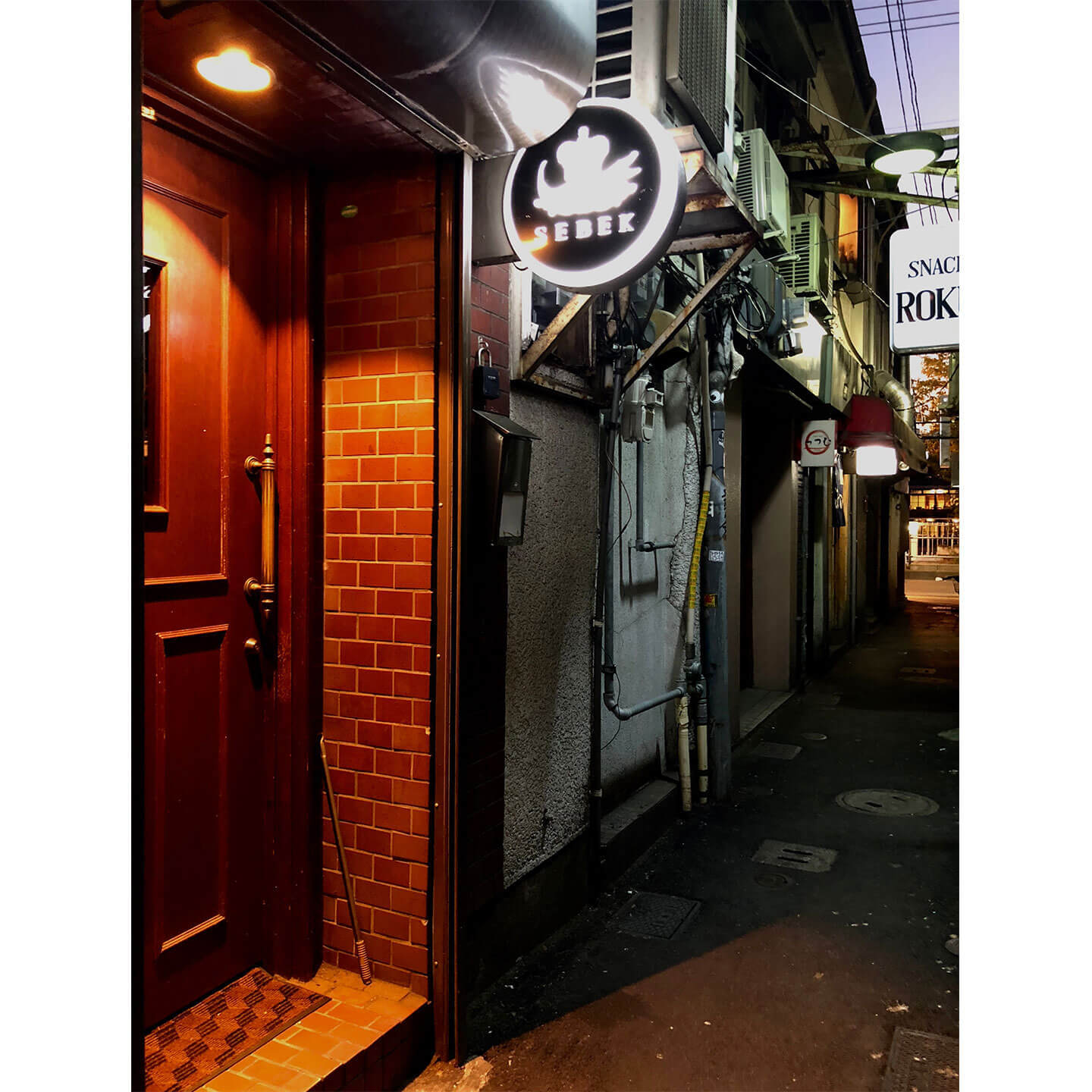 「人形小路」の小さなバー。人がひとりずつしか通れないような細い路地にありますが、ぜひ探してみてください