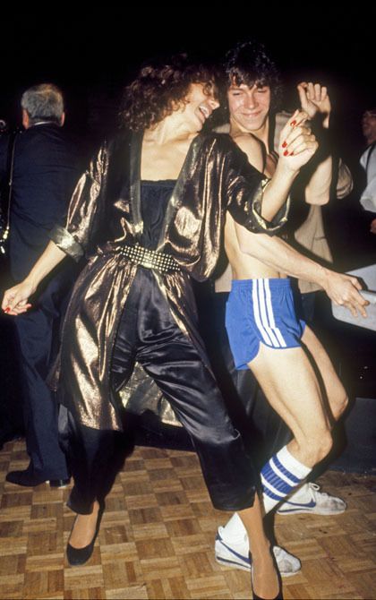 踊るマーガレット・トルドー At Studio 54, Maggie Trudeau, wife of former Canadian Prime Minister Pierre Trudeau, dances with a busboy, New York, New York, 1980s. (Photo by Allan Tannenbaum/Getty Images)
