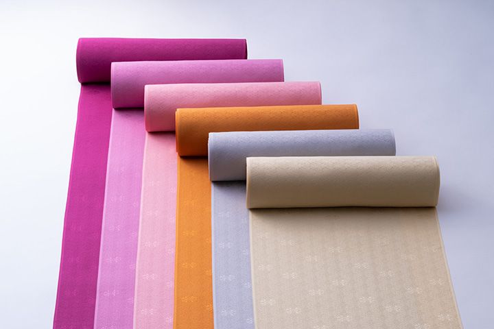 帯や小物次第で着こなしの幅が広がり、着物初心者にもおすすめの色無地。本店限定、草木染めの色無地をはじめ、染め色と白生地の見本も豊富