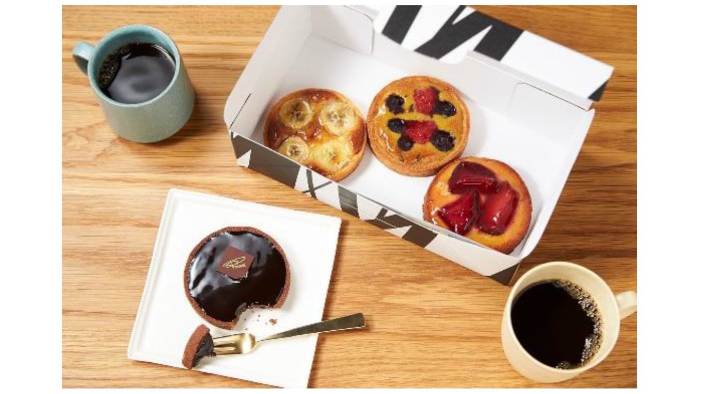 左から/「プリンチーナ」 ¥600、「トルタディ バナナ」 ¥580、「トルタ ピスタチオ&ベリー」 ¥600、『クロスタータ ぺスカ ロッサ』 ¥580 【取り扱い店舗:プリンチ 代官山 T-SITE、スターバックスリザーブ®ストア銀座マロニエ通り】 販売日:2020年9月4日(金)
