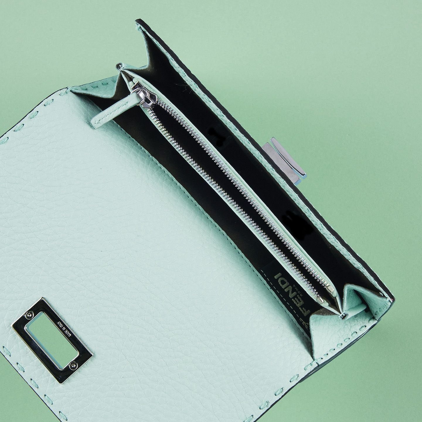 「PEEKABOO WALLET(ピーカブー ウォレット)」の中身の仕様