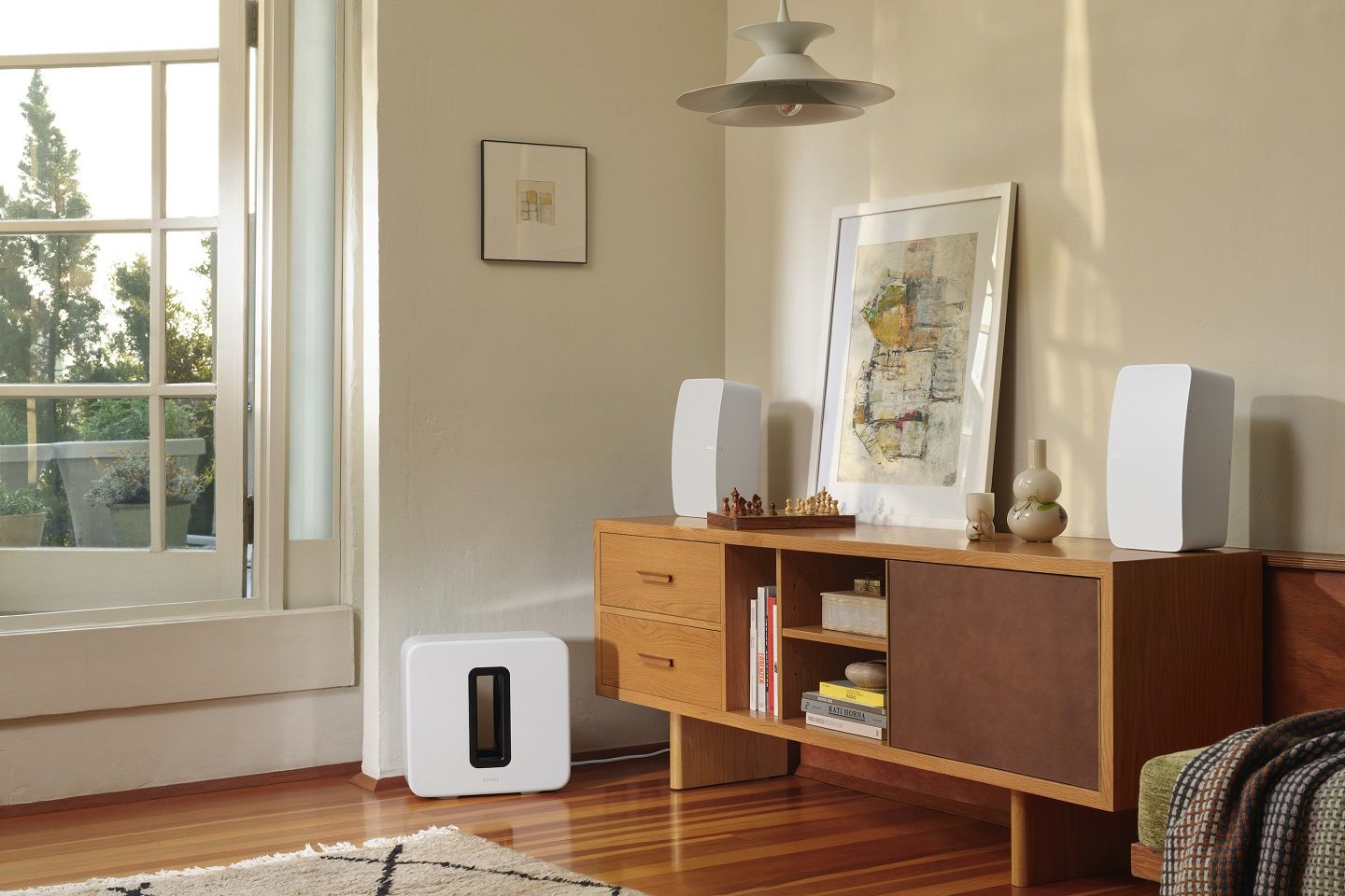 あらゆるスペースに組み合わせて置ける! フロアには「Sonos Sub」、チェストの左右に「Sonos Five」を設置したイメージ。