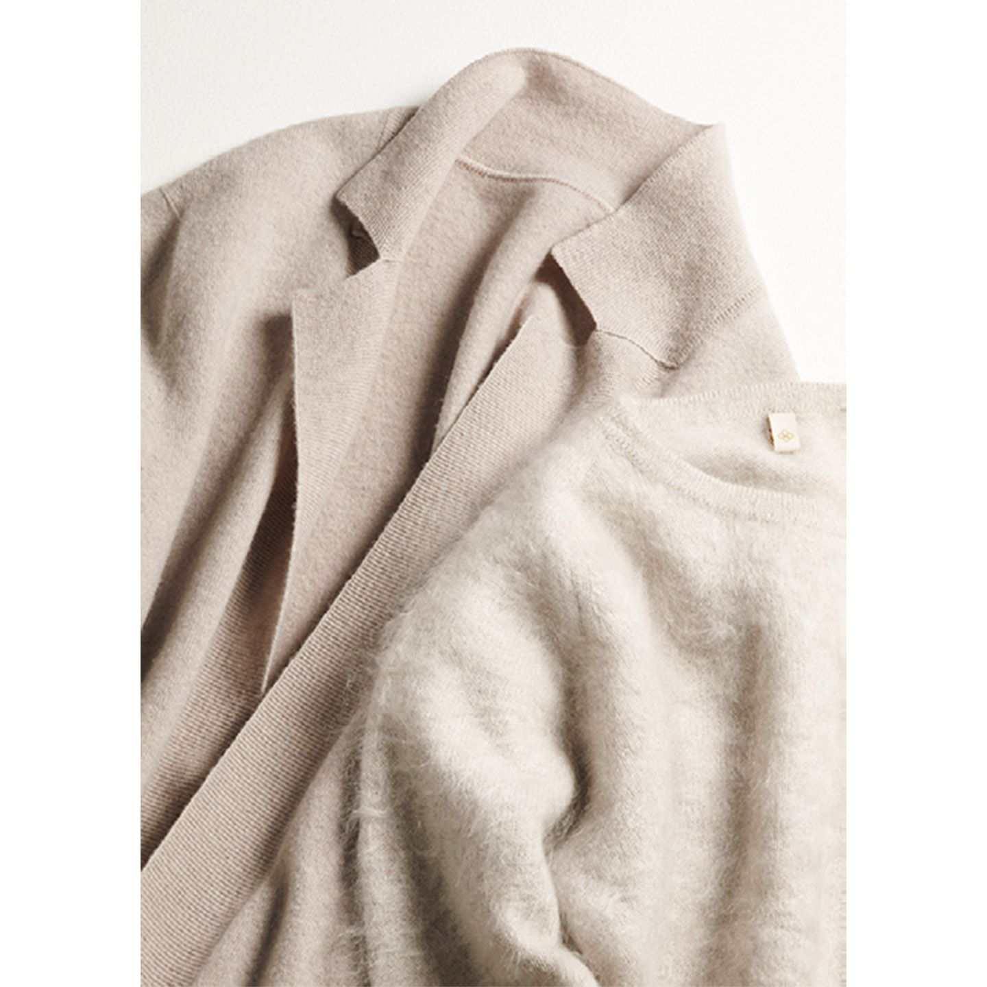 左「圧縮加工」/キュッと目が詰まったニットは保温性が高く、季節の変わりめに重宝。参考商品・右「ファー加工」/ファー加工が施せるのはカシミヤのみ。ふっくらと暖かな空気に包まれているような幸福感が味わえる。“糸衣”のニット¥41,000(東洋紡糸工業)