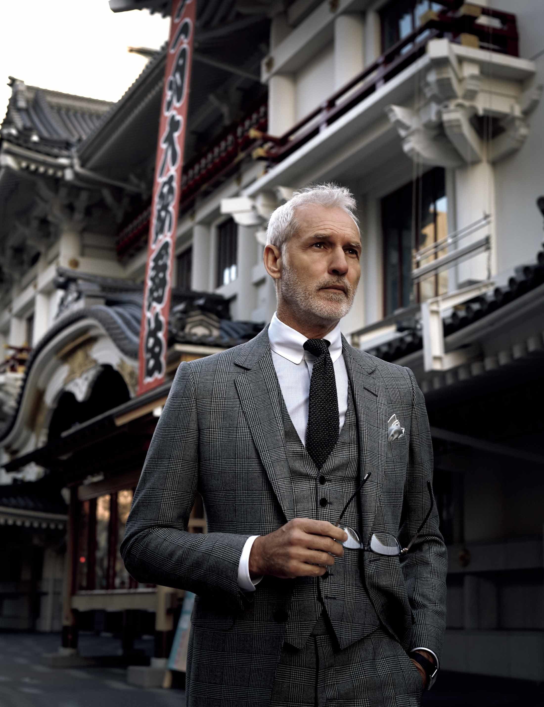 スーツ¥740,000・シャツ¥65,000・タイ¥28,000・チーフ¥22,000(トム フォード ジャパン) 眼鏡¥46,000(トム フォード アイウエア) 時計¥1,025,000(ジャガー・ルクルト)