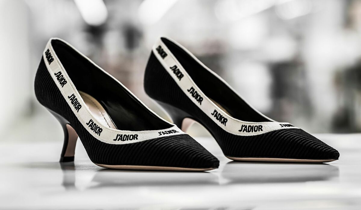 J'ADIOR」のリボンが印象的！ディオールのアイニックなパンプス