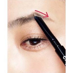 次に眉山頂点にペンシルを置き、眉尻方向に描いていく。眉尻はあとから微調整できるので太くなっても短くても大丈夫。
