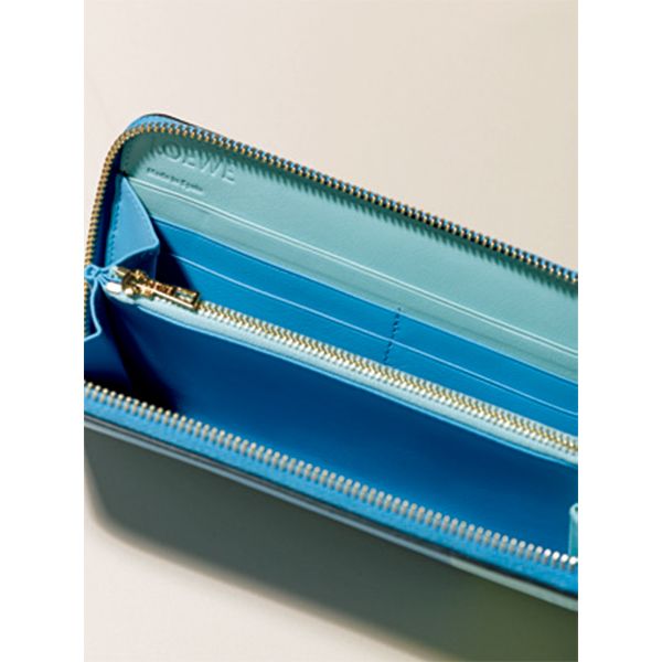 ライニングも心躍るバイカラーに内側もアズールブルー×ミントグリーンのさわやかな配色に。ファスナーを開けるたび気分が上がる。