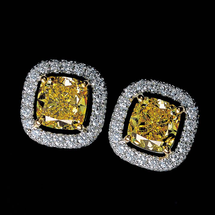 イエロー×ホワイトと２色のダイヤがこのうえない幸福感をかなえる。ピアス『ザ グラフ コンステレーション』［ホワイトゴールド×イエローゴールド×ダイヤモンド×イエローダイヤモンド。センター〈イエロー〉1.18ct 1.05ct ほかダイヤモンド計0.64ct／イヤリング可］￥6,203,704（グラフ）　[Precious2018年4月号57ページ] 