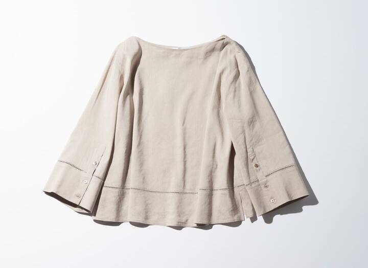レーヨンとポリエステルの合繊素材。ブラウス¥30,000