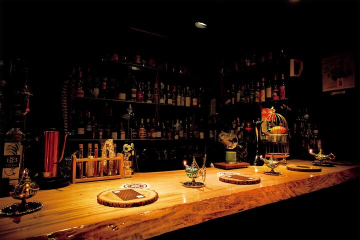 東京・江戸川区のバー「Cocktail Bar Raven」の内観