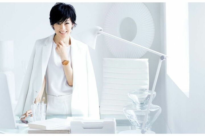 時計￥5,190,000［2019年秋発売予定］（パテックフィリップ）、ジャケット￥68,000・ブラウス￥24,000（アノア〈リビアナ・コンティ〉）、パンツ￥103,000（キートン）、ピアス￥577,000・リング〈薬指〉￥240,000・〈小指〉￥132,000（ミキモト）　［Precious2019年7月号178-179ページ］