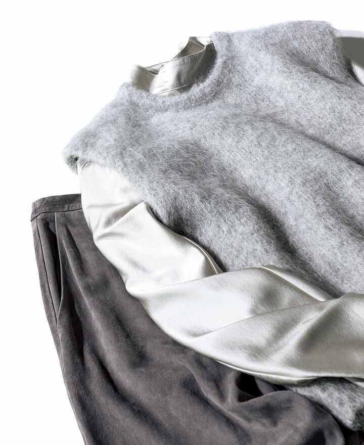 モヘアのニット、シルクブラウス、スエードのパンツ