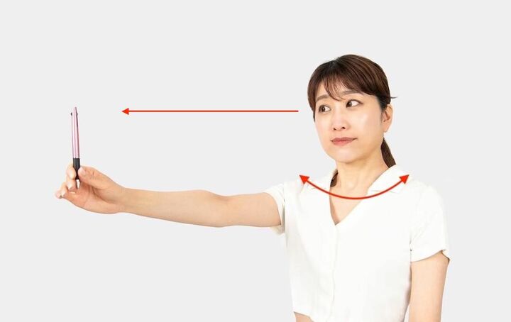 右手に持ったペンを見ながら、首を左右に振る