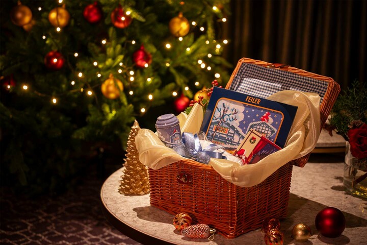 万平ホテルのクリスマスプランで提供されるギフトボックス