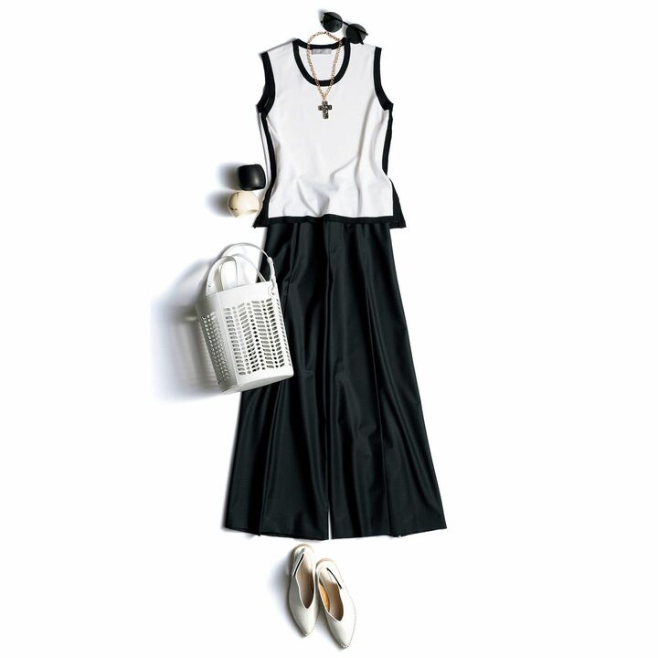 ニット￥25,000（オルドス ファッション ジャパン）、パンツ￥38,000（オールウェイズ〈ナンバー エム〉）、サングラス￥46,000（ケリング アイウエア ジャパン〈グッチ〉）、アルテミス・ジョイエリのチェーン￥450,000・マッティオリのトップ［別トップとセット］￥300,000（アルテミス・ジョイエリ）、GEORGES LARONDELLEのバングル各￥16,000・MODERN WEAVINGのバッグ￥67,000（GALERIE VIE 丸の内店）、靴￥39,000（アノア〈リビアナ・コンティ〉）