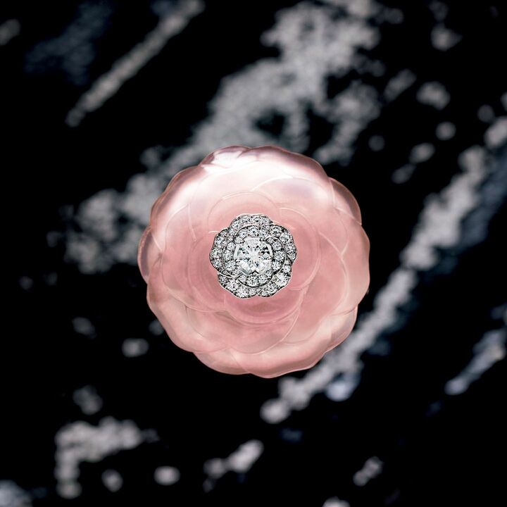 ブローチ「1.5 1カメリア モチーフ.5アリュール」￥23,520,000／参考価格［ホワイトゴールド×ピンクゴールド×ダイヤモンド×ピンククオーツ］（シャネル）　[Precious2019年5月号50ページ]