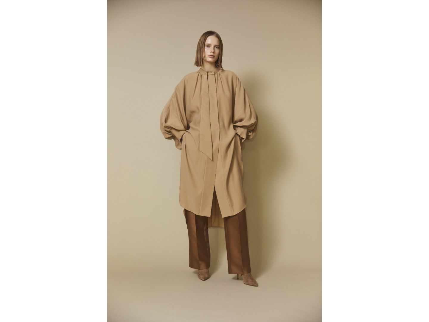 ブラウス¥29,000/パンツ¥36,000