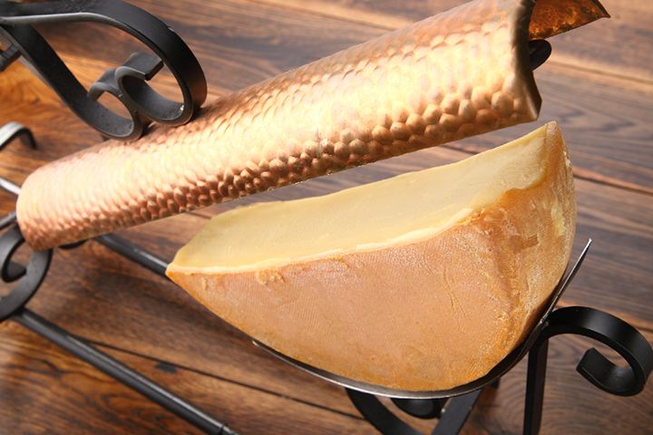 とろけた熱々で濃厚なチーズをたっぷりとパンにかけていただく「ラクレット」