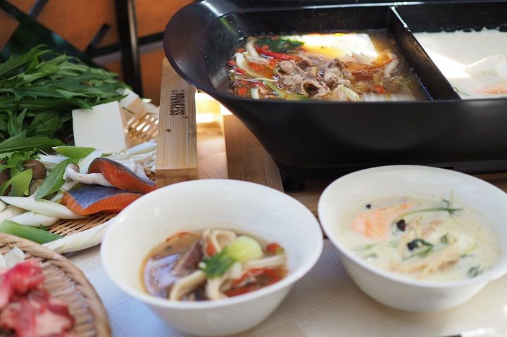 火鍋&豆乳鍋。こんな風にふたつの味をひとつの鍋で調理するのは、アジア独特の食文化なんですって。