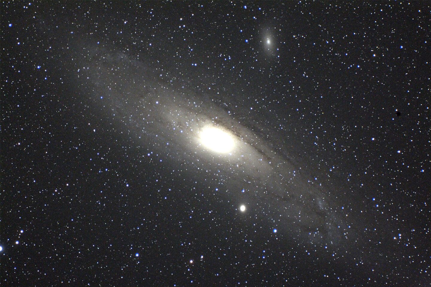十分に暗い場所で望遠鏡を使うと、銀河も見られます/「M31(アンドロメダ銀河)」 撮影 島田敏弘