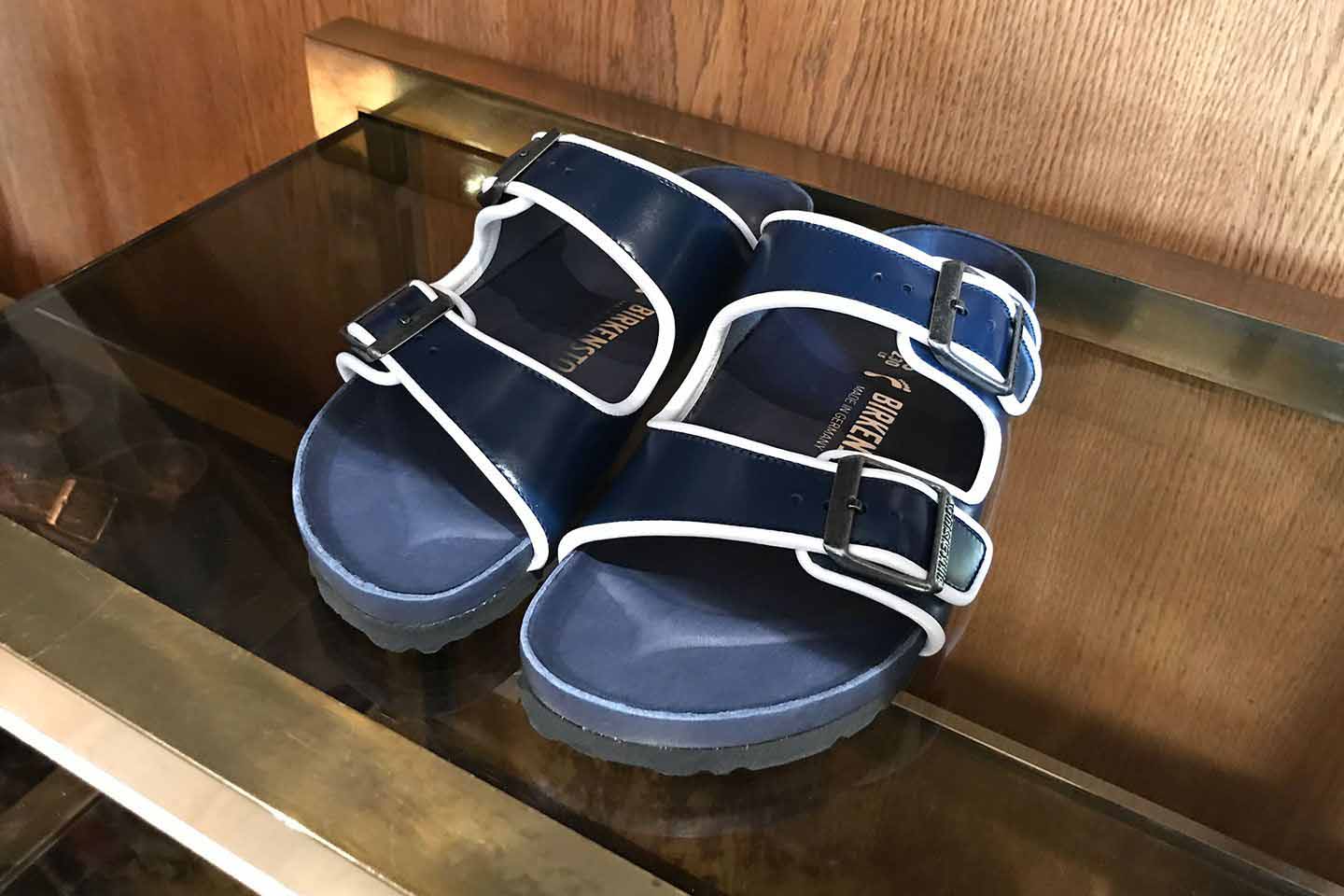 ネイビーと白のトリムが爽やか。「Arizona Il Dolce Far Niente Navy」¥60,480(税込)