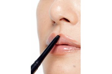 なめらかなクリーム処方で、シワの溝に引っかかることなく描ける。イヴ・サンローラン・ボーテ YSL リップライナー 20 ¥3,300
