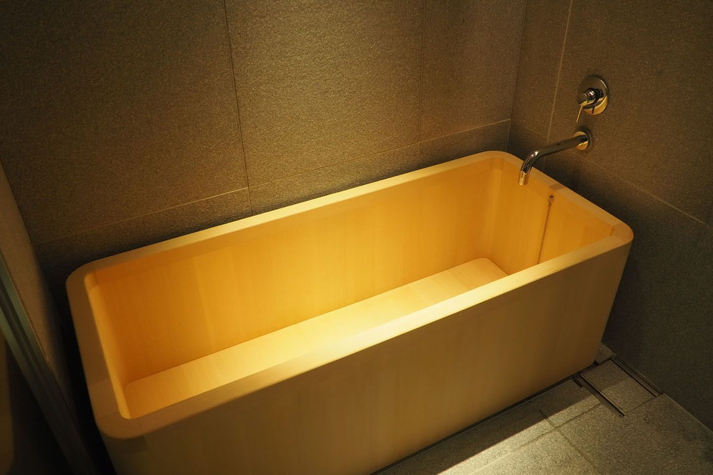 バスタブはこちらの部屋のみヒバの木を使用したもの。