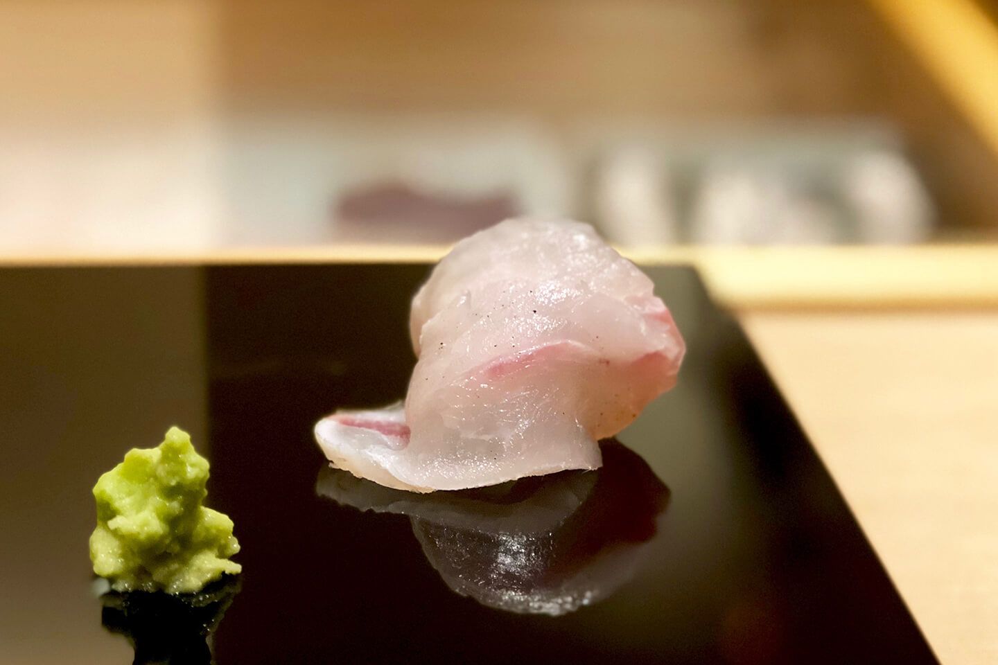 この日、おまかせ最初に盛られたアラの刺身。