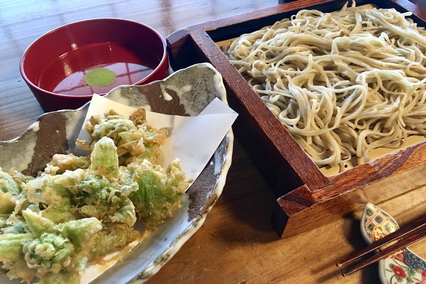 季節によっては、店主自らが山に入って摘んだ山菜がメニューにのぼることも!