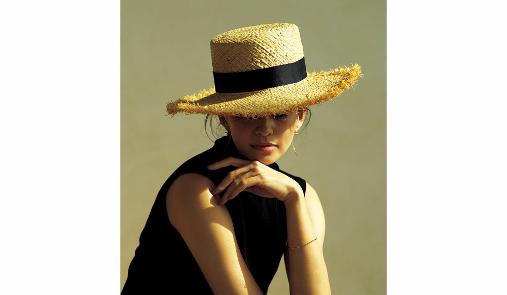 6 24 Thu 切りっぱなしのカンカン帽が スマートな装いに優雅なリラックス感を添えて Precious Jp プレシャス