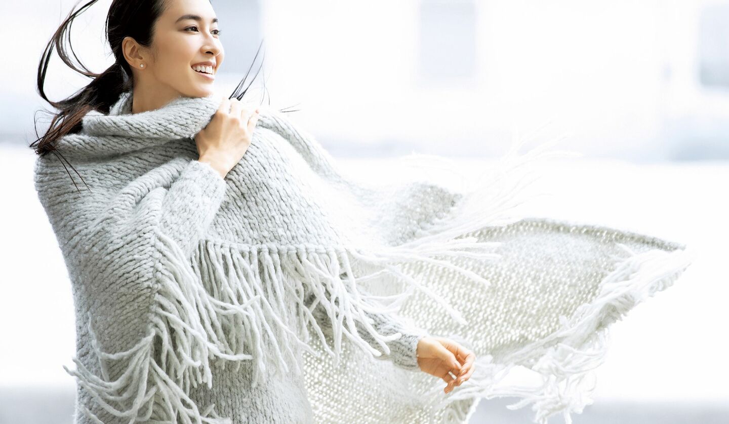 「ガブリエラ ハースト」のカシミア大判ストールとニットを着用したモデル