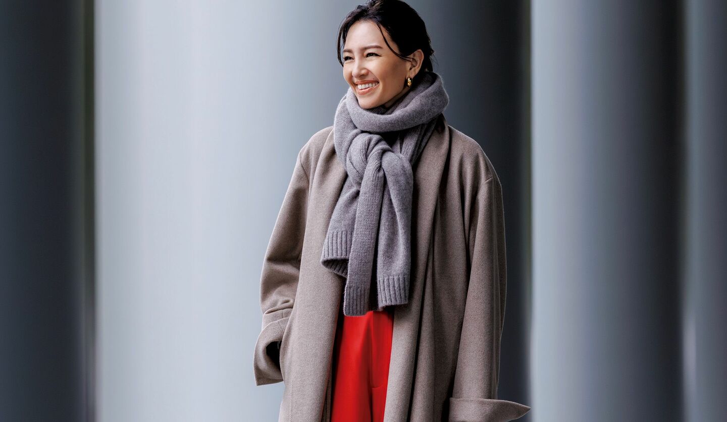 「セアン」の赤いパンツとモカベージュのコートを着用したモデル