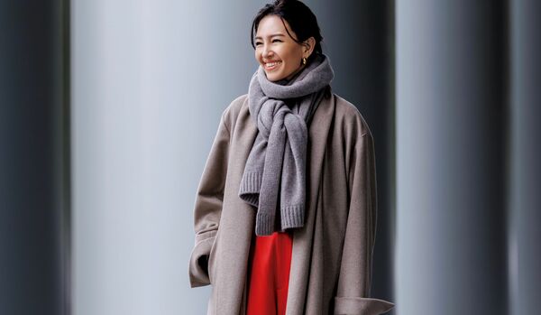 1/19 Mon｜鮮やかな赤が美しい「セアン」のパンツにウォームカラーを合わせてポジティブな冬スタイルに【365日コーディネート】