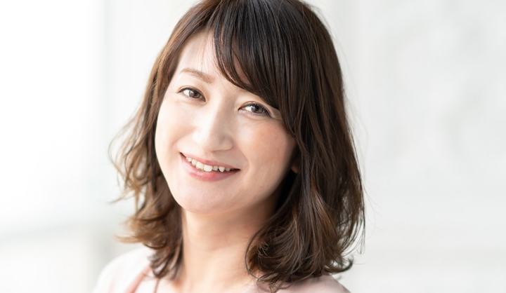 GARDEN Tokyoのトップスタイリスト・本木亜美さんが手がけたミディアムヘアの女性