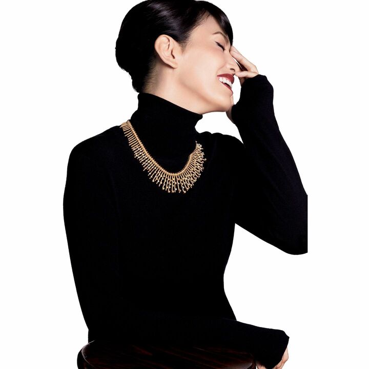 ネックレス『フリンジ ネックレス』［YG×ダイヤモンド］￥20,300,000／予定価格（ティファニー・アンド・カンパニー・ジャパン・インク）、ニット￥19,000（ジャンポールノット 青山店〈ノット〉）