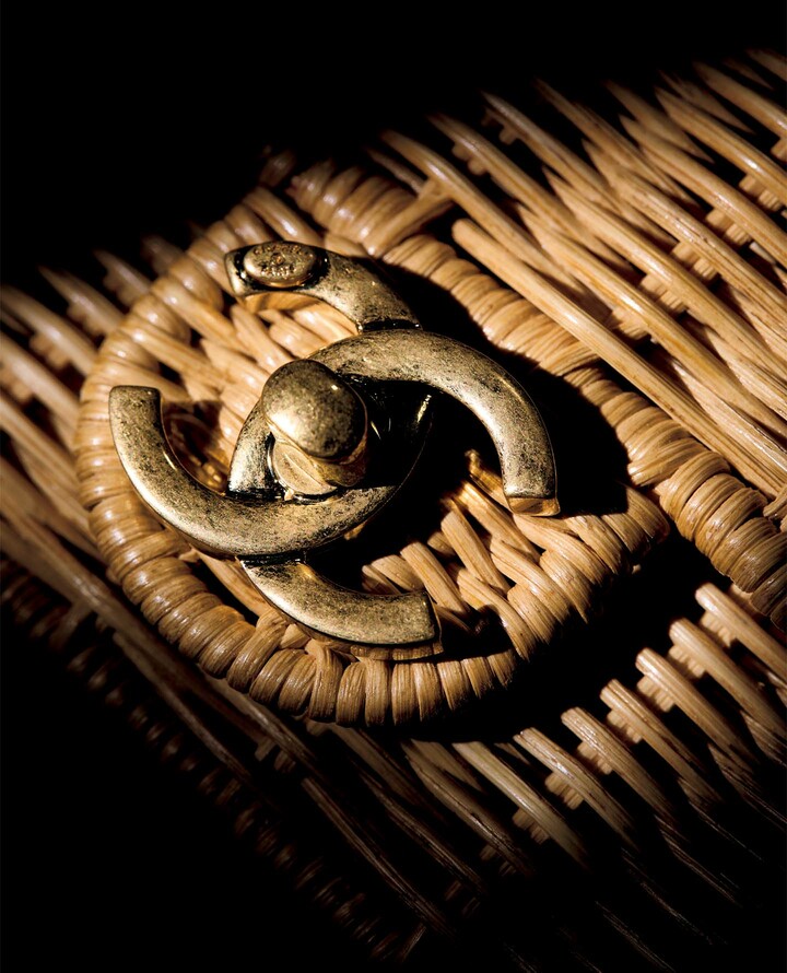 シャネルのラタンバッグのクローズアップ画像