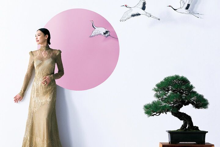 ディオールの淡いペールゴールドのドレスを着用した大政絢さん