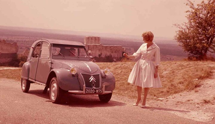 幼少期のベローニ氏にとってかけがえのない存在であった、「2CV」（1949〜1990年）。先進的なシンプル・軽量設計と、居住性にも優れる上品なフォルムを特徴とし、今なお現役で活躍するクルマも少なくない。不朽の名車として今後も語り継がれていくだろう。©CITROEN