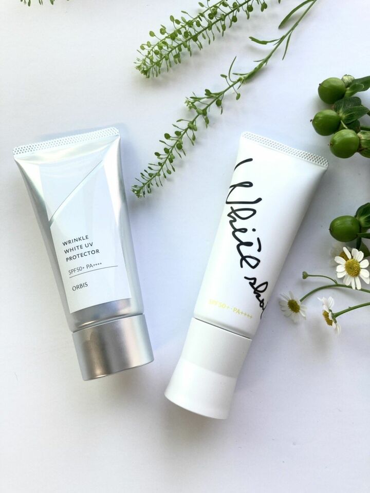 （左から）オルビス リンクルホワイト UV プロテクター ［医薬部外品］ SPF50+ ・PA++++ 50g ¥￥3,850、ポーラ ホワイトショット スキンプロテクター DX ［医薬部外品］ SPF50+・PA++++ 45g ¥6,600