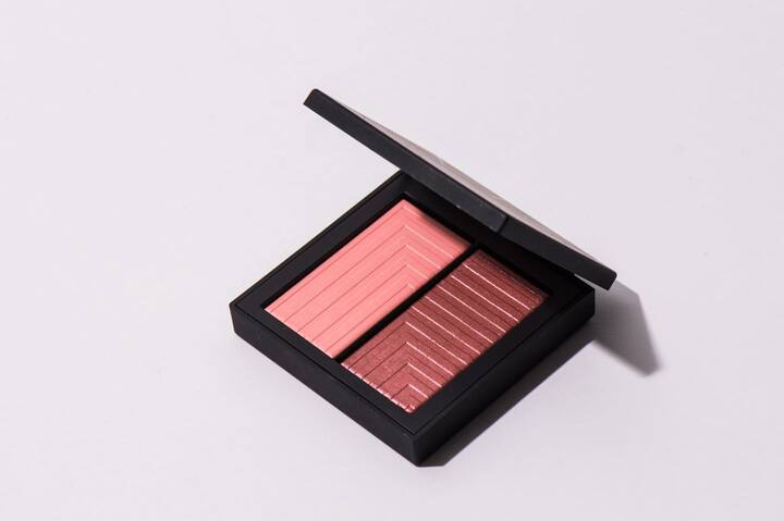 ウエットとドライの2WAYでの使用が可。シルキーなテクスチャーと透明感のある仕上がりで大人の肌を美しく彩ります。NARS デュアル インテンシティーブラッシュ 5500 ¥5,940
