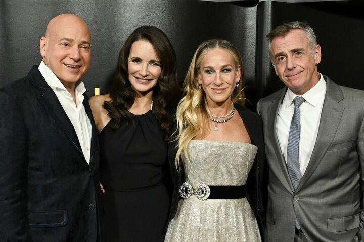 『セックス・アンド・ザ・シティ』シリーズで共演したエヴァン・ハンドラー（左）、クリスティン・デイヴィス（中央）デヴィッド・エイゲンバーグ（右）もお祝いに。