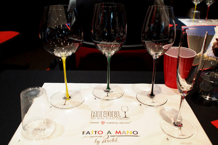 発表会と共に行われたプチセミナーの写真。ワインの個性に合わせてグラスの形状が違う