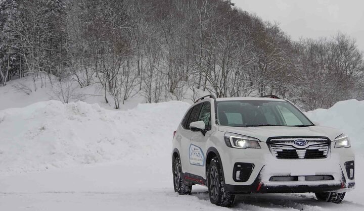 趣のある宿が並ぶ銀山温泉の近くにて。湿り気のある雪で滑りやすかったが、ラフな操作をしない限りフォレスターは挙動を乱すそぶりも見せなかった。
