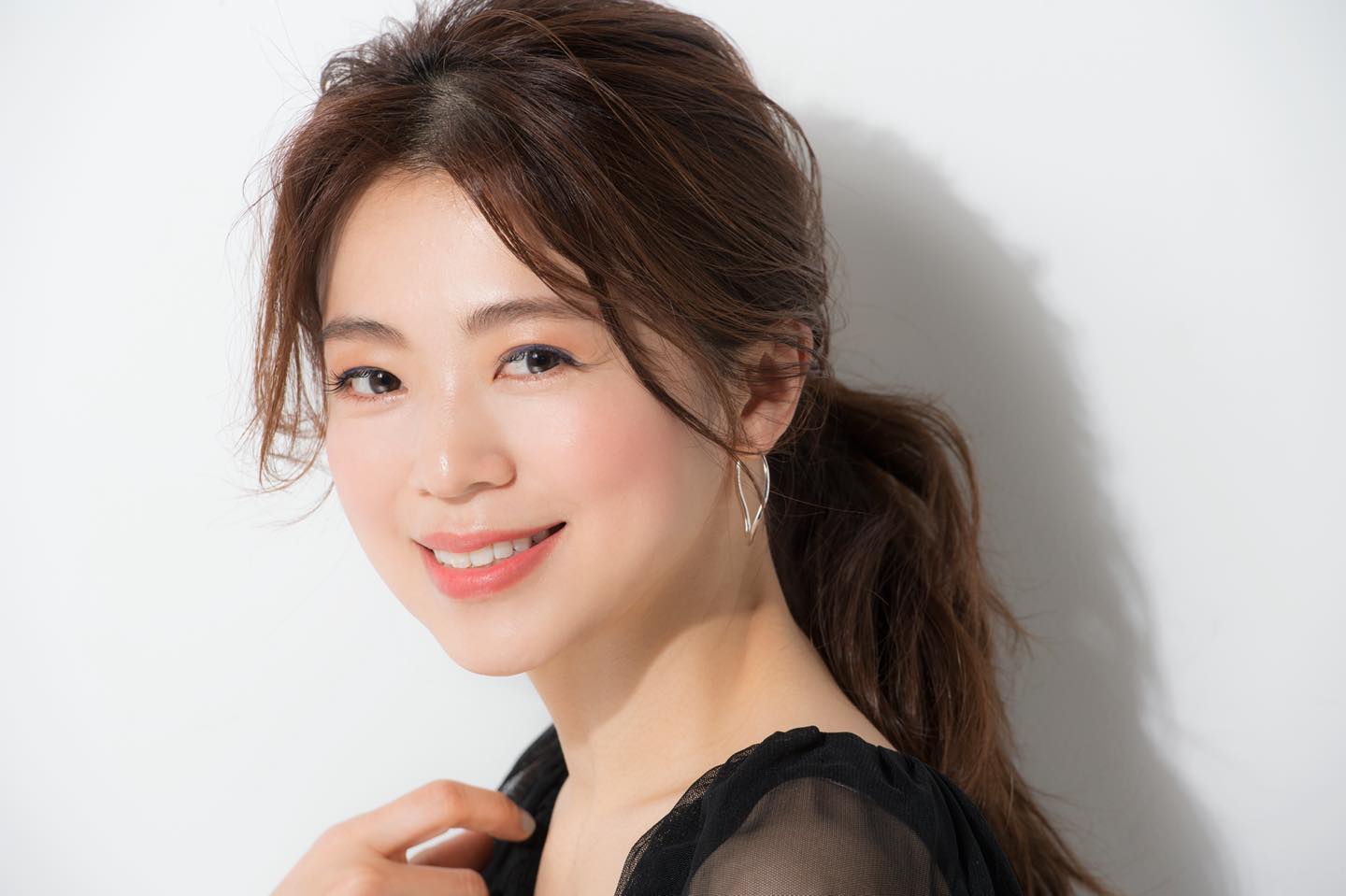 どの角度から見えも、ゴルゴラインを感じさせないフレッシュな目元に。