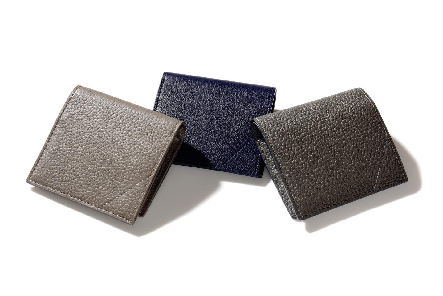 左から【W9.5×H9cm】財布¥105,000・【W9.5×H9cm】財布¥100,000・【W9.5×H9cm】財布¥100,000(カミーユ・フォルネ銀座本店)